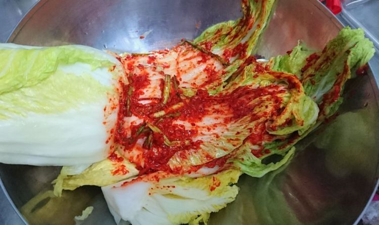 做辣白菜，只抹辣椒面可不行！教你正宗做法，又辣又脆爽，真好吃