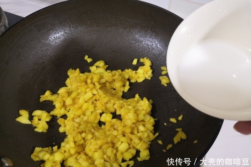 宝妈|用牛奶和苹果做饼,当早餐太赞了,大人孩子喜欢,网友:聪明做法