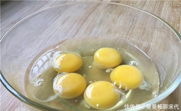 鸡蛋不要炒着吃了，教你个独特的小吃做法，香甜酥脆，个个鼓大泡