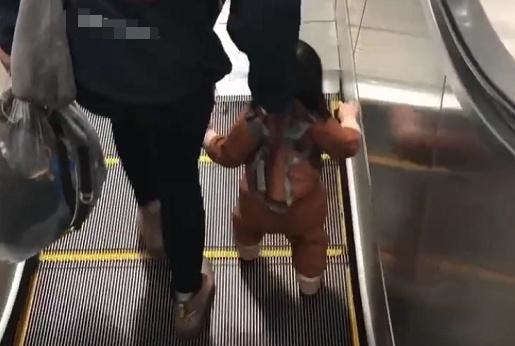 操作|不带娃不知道艰辛,宝妈拎起娃赶地铁,萌娃的操作让人笑哭