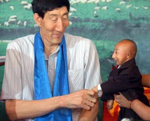 两米高|中国第一巨人娶小28岁妻子，不顾医生劝阻生子，今儿子长大了