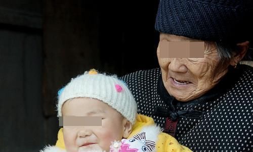 差别|宝宝到底该跟谁?跟老人和跟父母,性格差别其实并不大