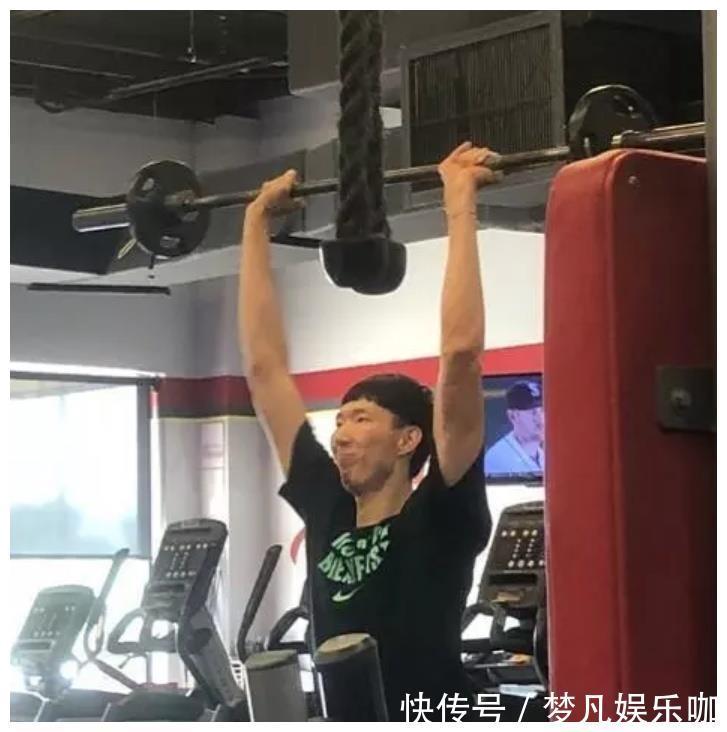 nb同样是推轮胎,看看詹姆斯,看看易建联,再看看周琦!差距太大了