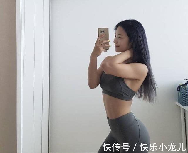 紧身 打底裤的装扮大气精致,轻松变身时尚感十足的达人