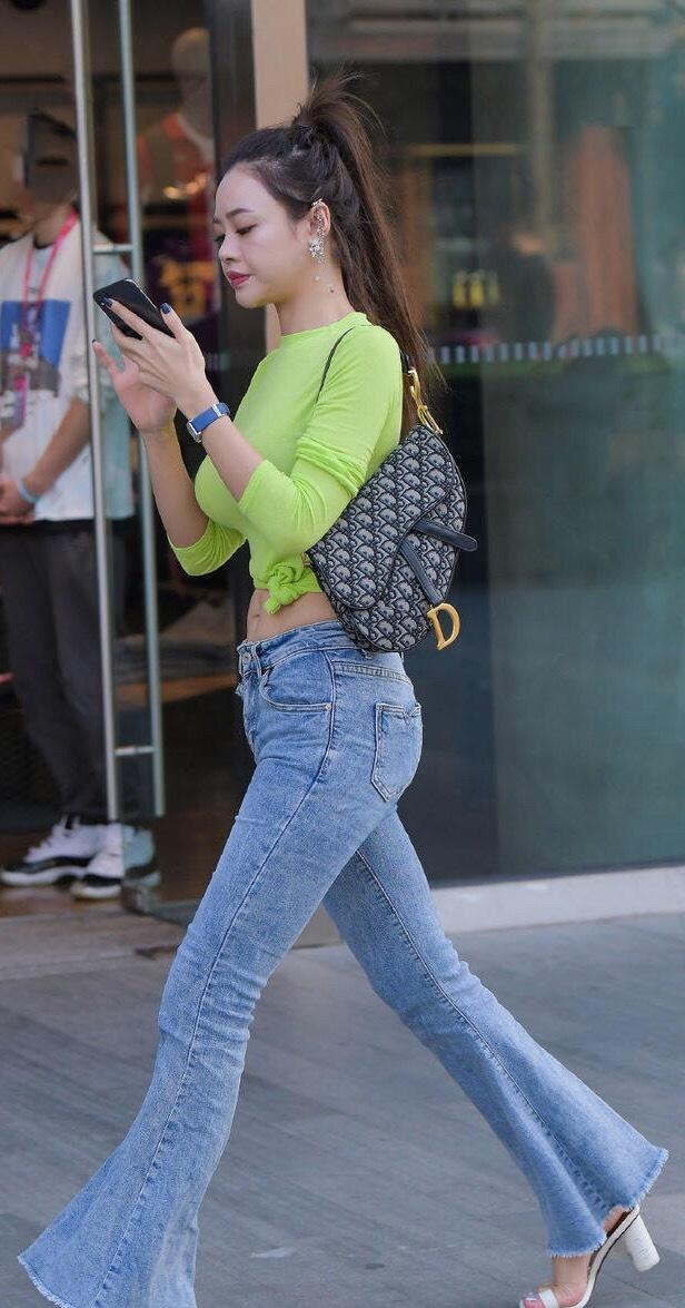 高级|低调的高级!美女身穿绿色长袖,在搭配一条牛仔喇叭裤,魅力十足