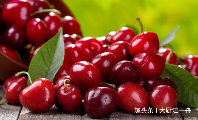 清洗樱桃别用清水冲了，果农大叔教我这样做，农药虫卵自动跑出来