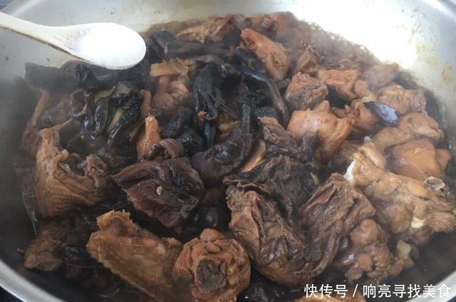 蘑菇|东北八大炖之一小鸡炖蘑菇,肉质鲜嫩,汤汁浓厚鲜美,好吃到晕