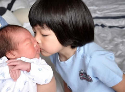 妈妈|二胎妈妈发现女儿“小纸条”,内心瞬间崩溃,宝妈:我都做了什么