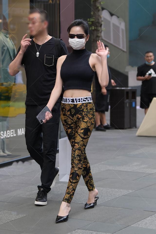 图案|阿姨黑色半高领上衣搭配花纹修身裤,设计精美,尽显时髦气息