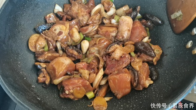 黄焖鸡米饭,必须会做的一道菜,口感鲜嫩香味浓郁多吃三碗饭