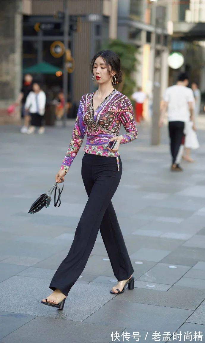 紧身上衣|街拍美女:花色紧身上衣搭配阔腿裤,时尚大气,还减龄,展现成熟女性的魅力