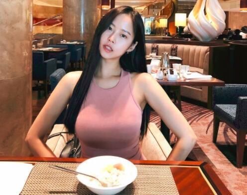 美女|美女穿搭：小姐姐爱穿苗条有型的紧身裙，增添几分娇俏动人！