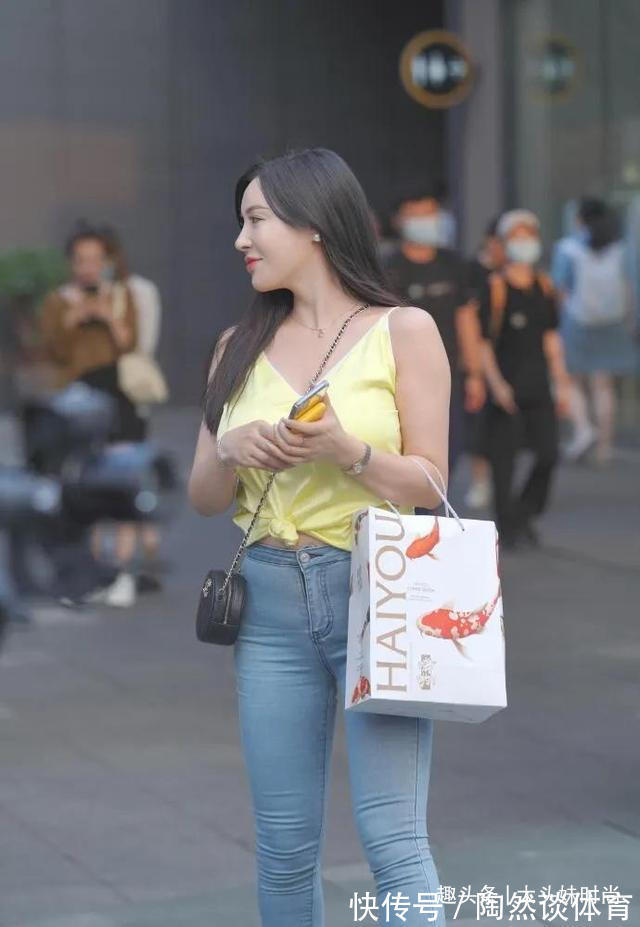 v领 紧身牛仔裤搭配V领吊带,简单利落,轻松展现傲人好身材