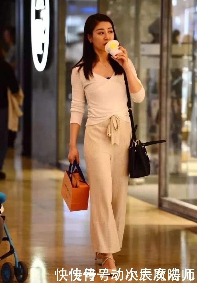 路人街拍，小姐姐一头酒红色的秀发，非常显眼