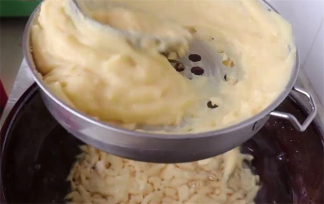 玉米面漏鱼的做法,不用擀面,不用揉面,锅里360搅,地道家乡饭