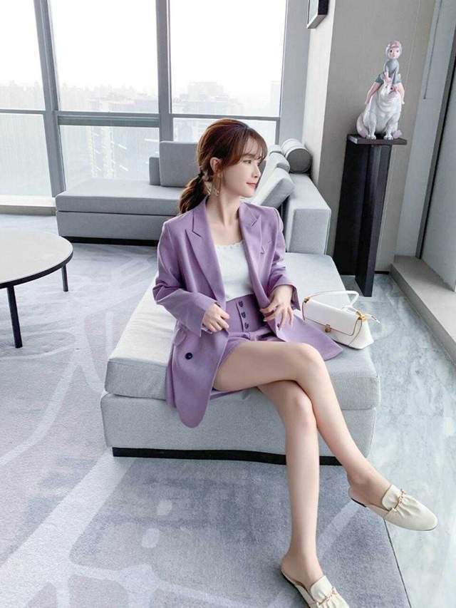 美甲|想提升气质,穿衣不用太复杂,紫色西服+西裤简约干练,超好看
