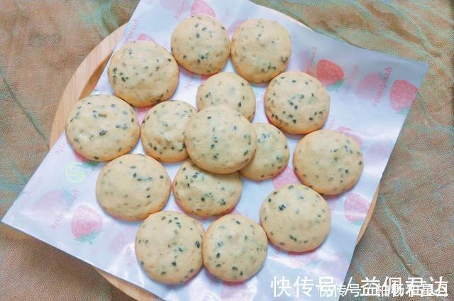 鸡蛋这样做，孩子太喜欢吃了，无水无油无添加，口感又香又脆
