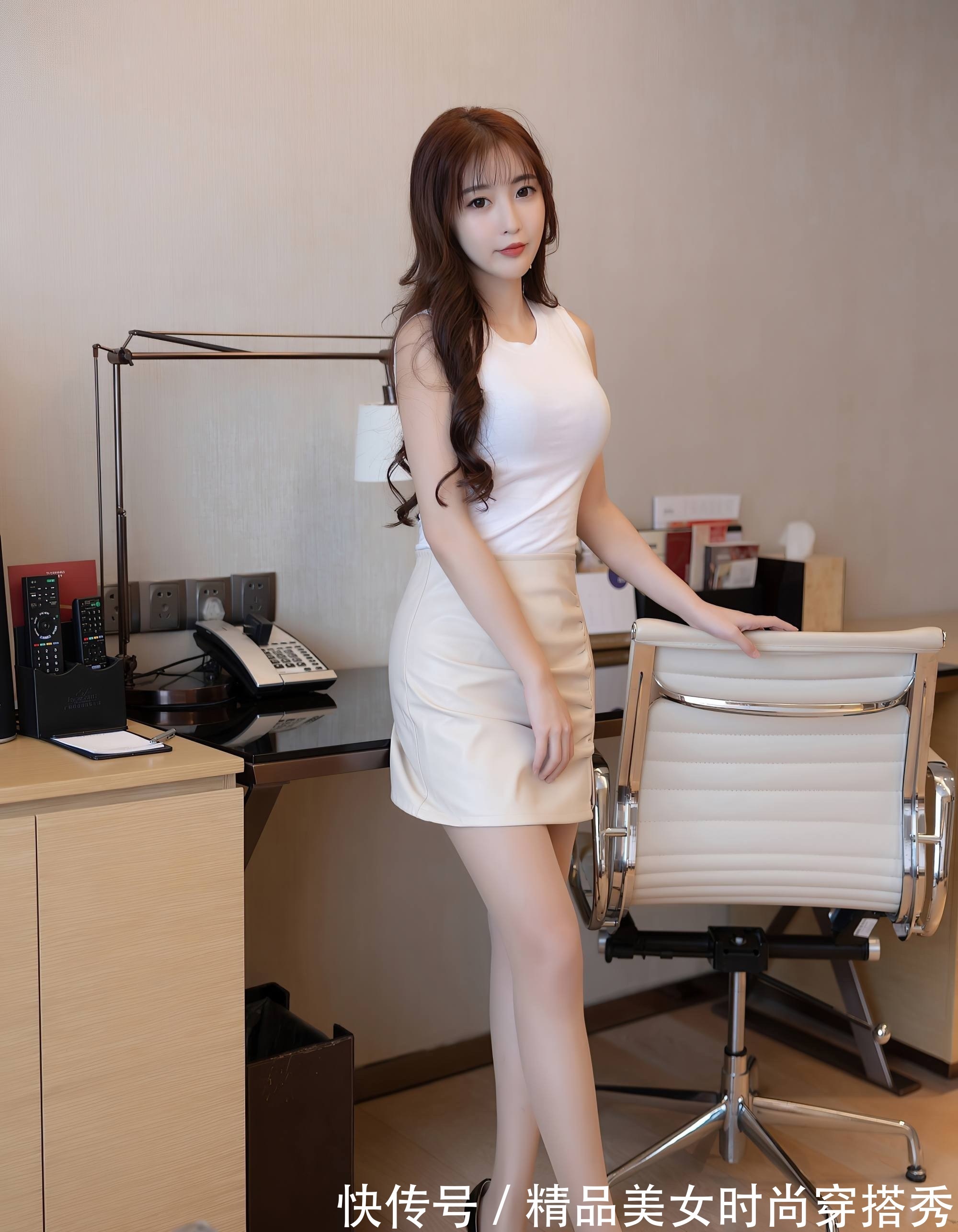 小姐姐|知性优雅的穿搭!一字肩小衫搭配格子短裙,简约时尚显气质