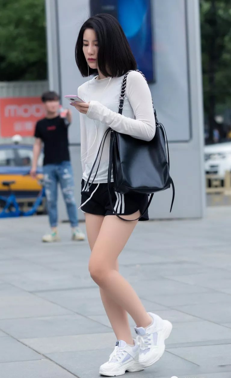 优雅粉色连衣裙+裸色凉鞋,甜美到不行