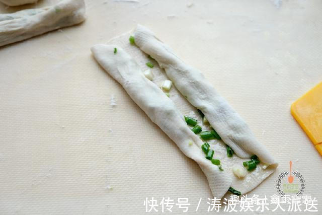 面团|葱油饼最好吃的做法，又香又软，一分钟一个，看看你喜欢吃不