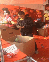 |搞笑GIF:如何优雅不失风度地撩妹 这一招果然厉害