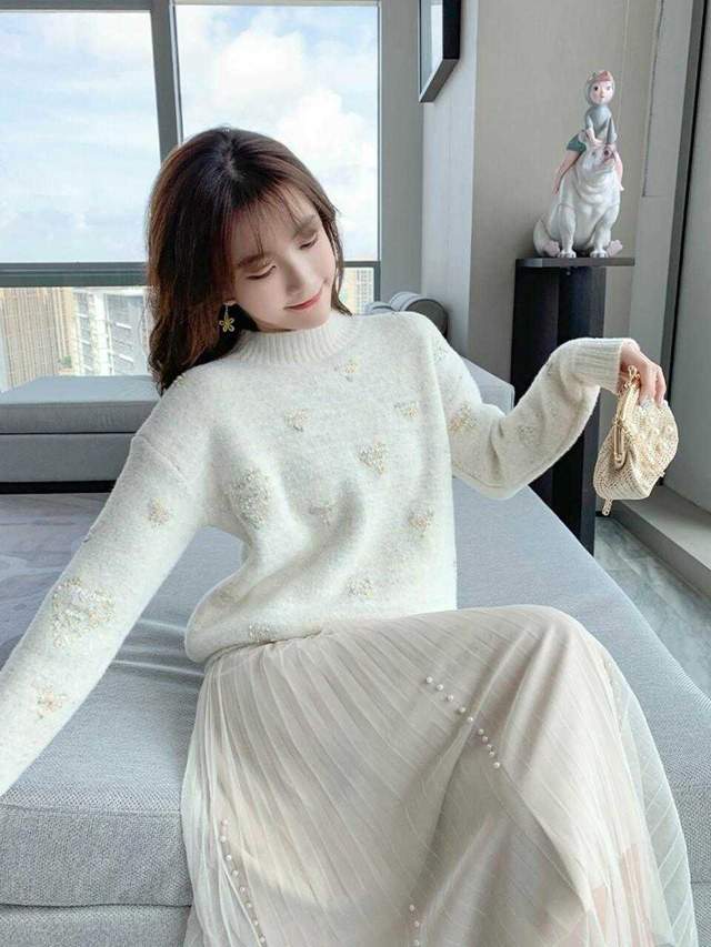 韩系|今年流行穿“针织衫”,搭配半身裙简约洋气,极简穿搭照样高级