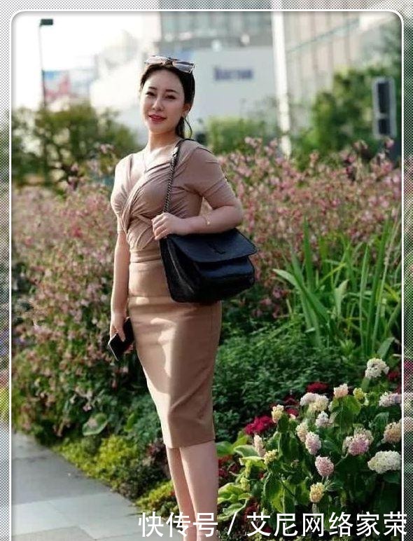 韵味|街拍:年纪大了又如何?看这位走在时尚前沿的美女辣妈,充满韵味