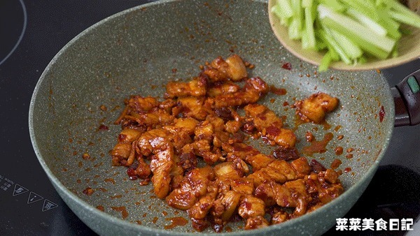 10分钟搞定!这面随手一炒太绝了,香到邻居来敲门