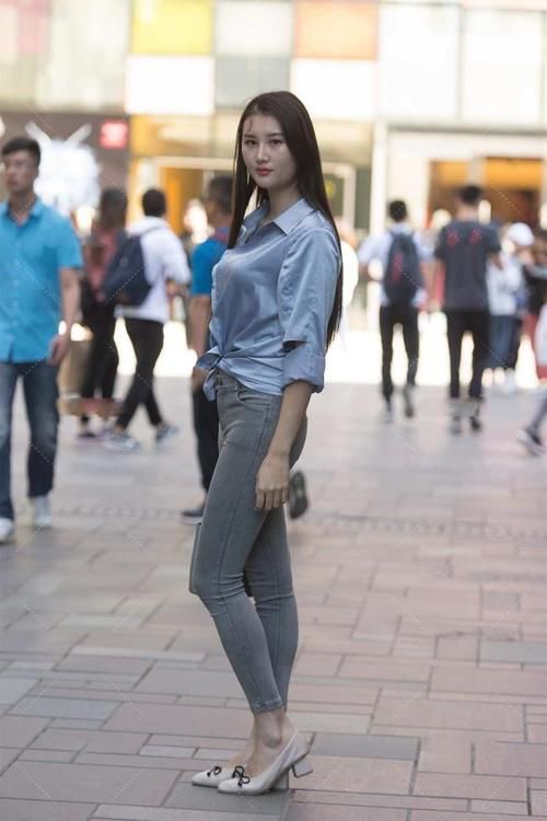 设计感十足的衬衫，冰丝面料看起来很高级，搭配牛仔裤就行