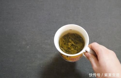 起床|隔夜的茶水一滴都不能倒,解决了起床后的大烦恼,后悔现在才知道