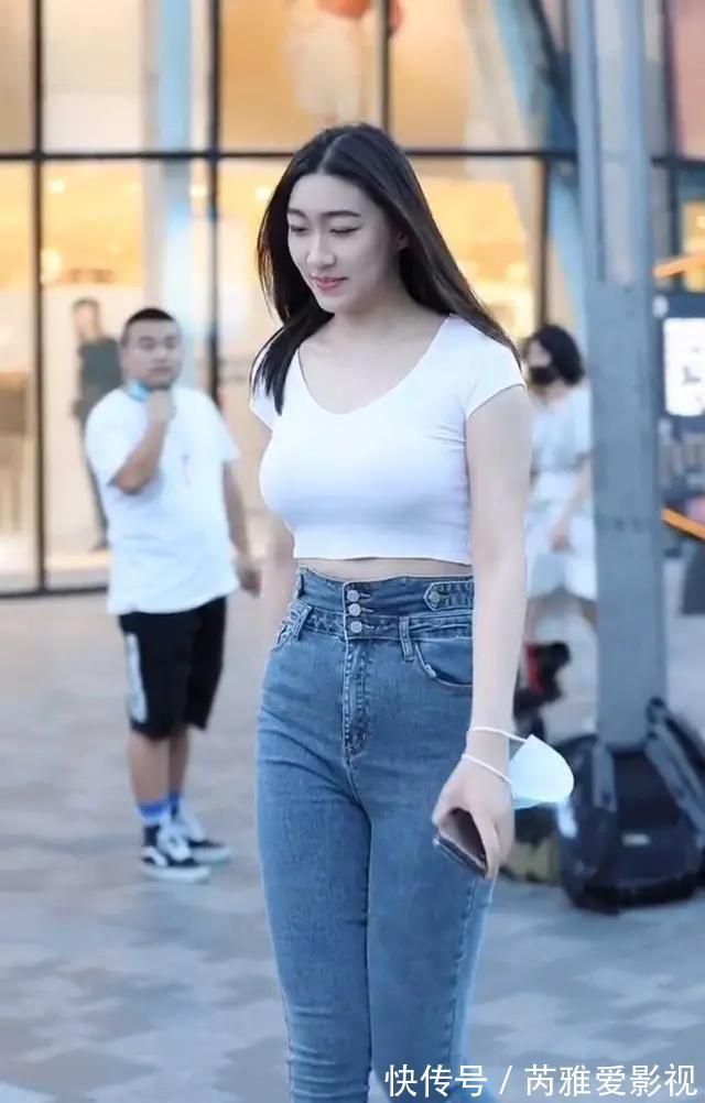 前卫 美女脚上搭配一双小高跟鞋,穿起来更加的显高,非常的性感