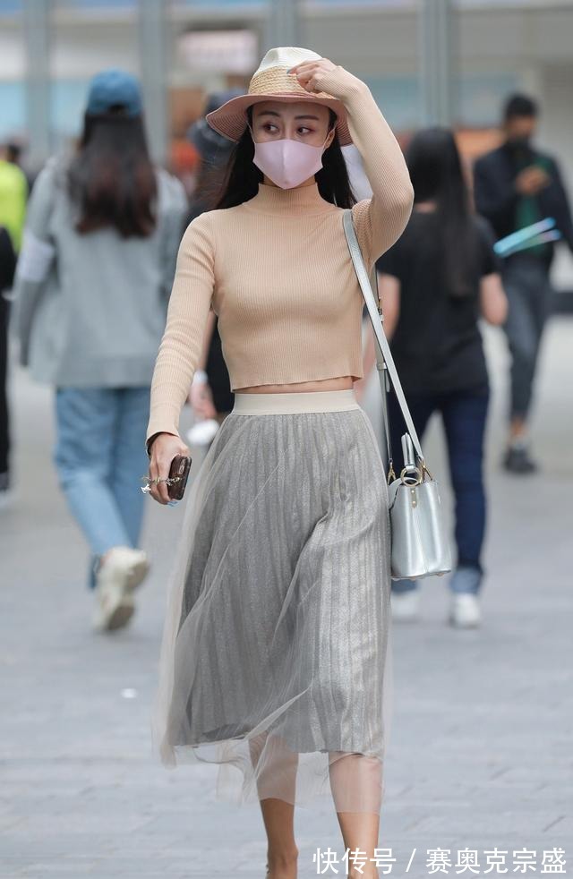 包治百病|微凉秋日的时尚穿搭,薄款针织衫搭配高腰半身裙,简单优雅显气质