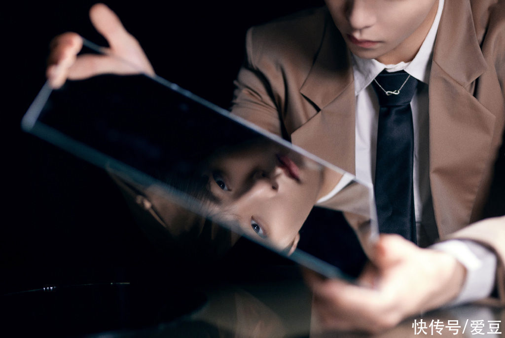 210130 陈立农亮相颁奖晚会演唱《年少无邪》四项提名中荣获“最受欢迎新人”奖项