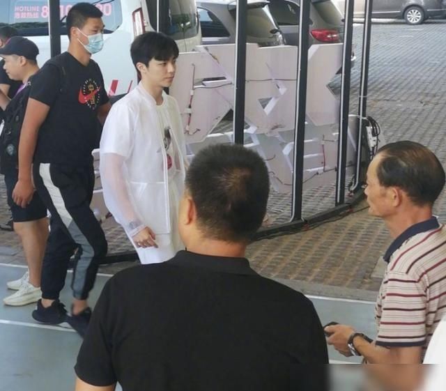 the9 硬糖少女C位刚官宣与何炅合作,THE9就有好消息,却与刘雨昕无关