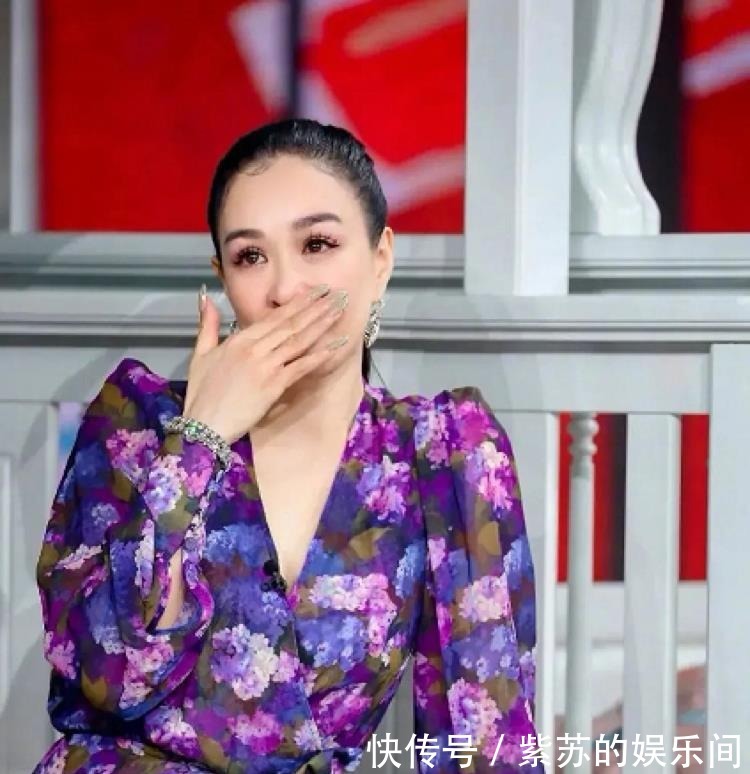 紫色|钟丽缇终于不装嫩！扎高马尾配漫画裙优雅端庄，跟女儿同框像姐姐