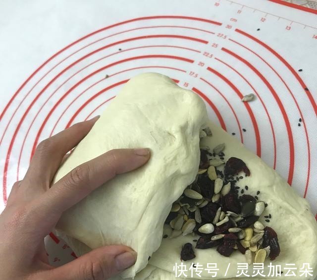 面包|自制面包，搭配各种谷物，能量满满！
