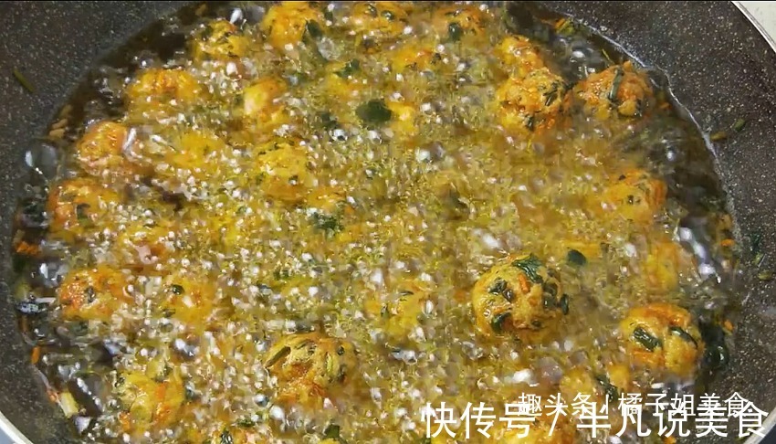 丸子的新做法,我们全家都吃撑了,又香又鲜,比韭菜丸子还要香