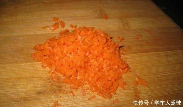 蒸鸡蛋羹时,有人加盐,有人加水,教你正确做法,又滑又嫩无蜂窝