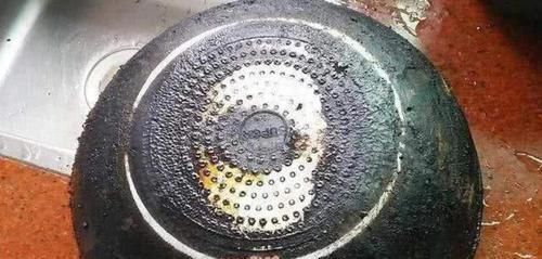 黑垢|锅用久了,底部“黑垢”厚又硬教你一个小妙招,干净还不费劲