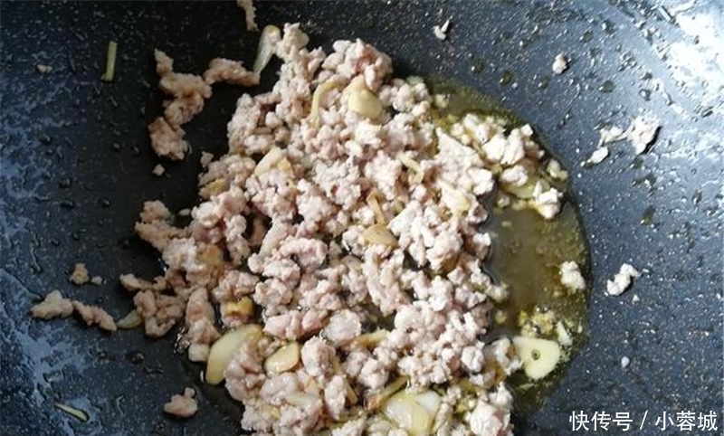 韭菜平菇一起炒，家常美味，好吃很下饭，根本吃不够