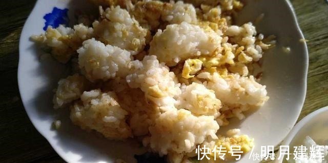 没吃完的大米饭做紫菜包饭好看又好吃,用它做蛋炒饭也非常香呢