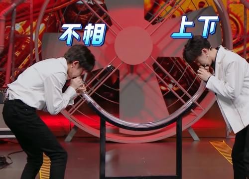 宋亚轩使劲吹水管,五官挤在一起,脸上的一处凸起令粉丝傻眼了