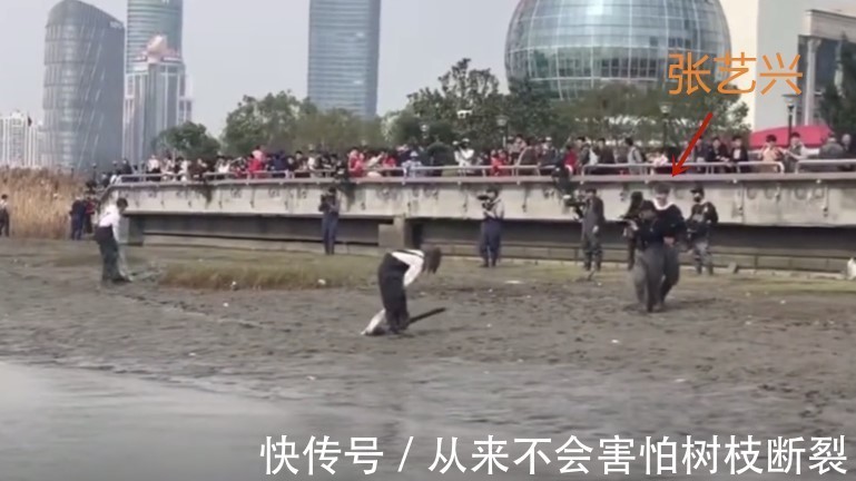 直男操作!迪丽热巴江边拖着超重垃圾,张艺兴却在一旁看戏