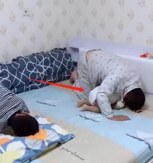 宝妈|宝妈罚跪父子三人,小儿子动作成亮点,网友:穿尿不湿的你伤不起