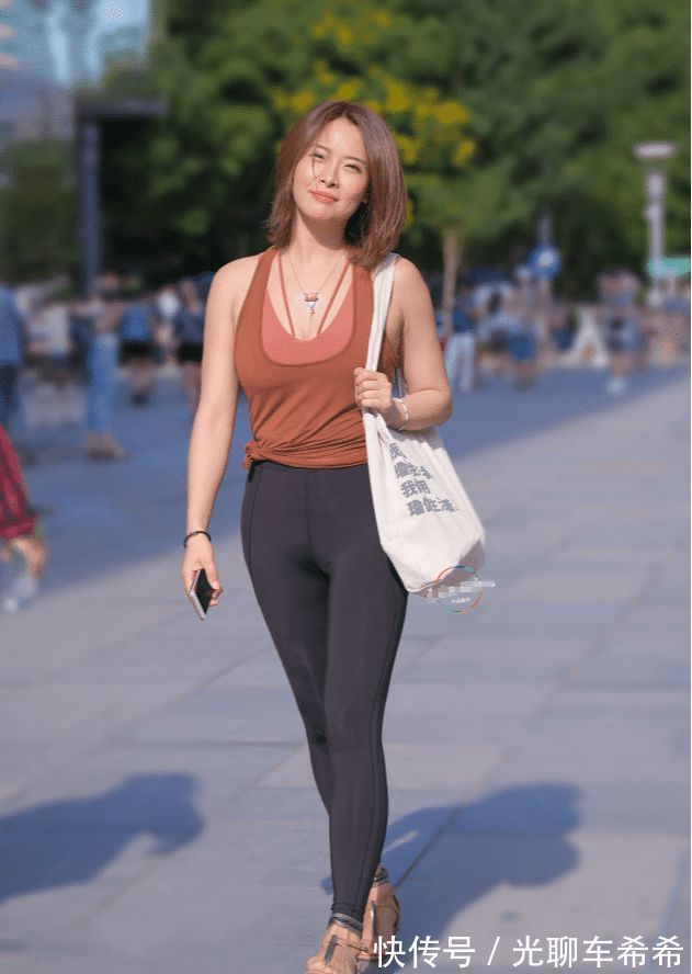 身材 瑜伽裤现在还在穿,因为显身材,时尚气质满分!