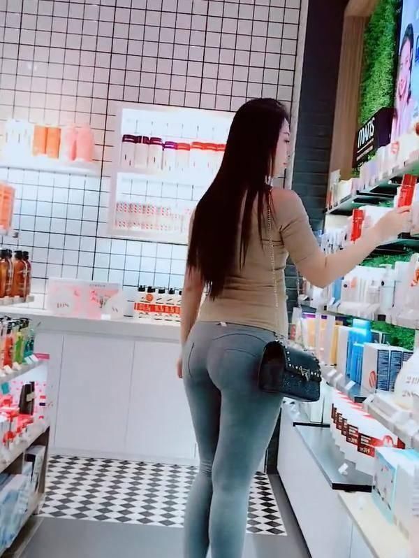 魅力 欧美范的身材穿上牛仔裤,透出她不凡的魅力