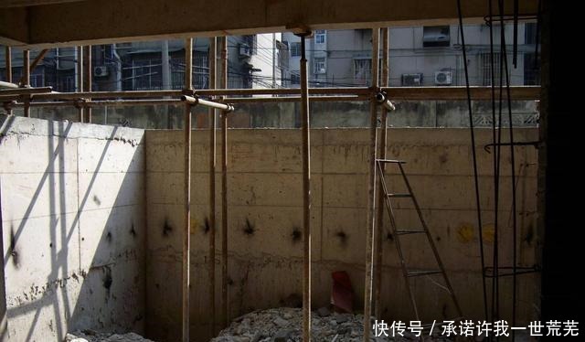 朋友家|买300平别墅还不甘心，庭院下挖和地下室相通，封成下沉式阳光房！