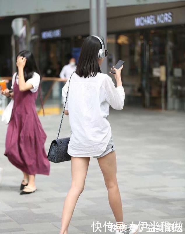 小鸟依人|街拍小姐姐身材小巧精致,吊带裙搭配高跟鞋,背影小鸟依人
