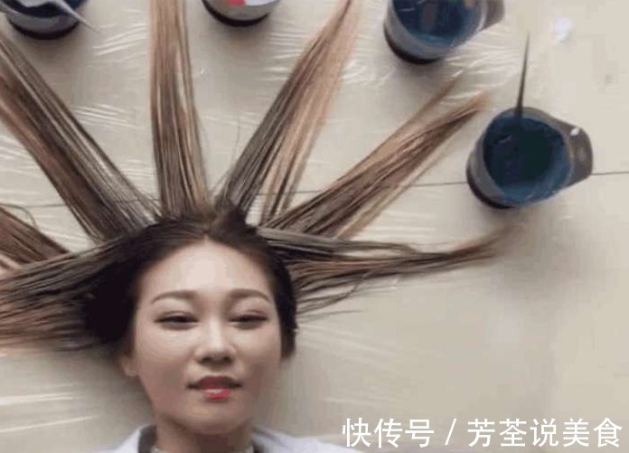 塑料膜 理发师用“绝活”给美女染发, 过程很奇葩,效果却出奇的好