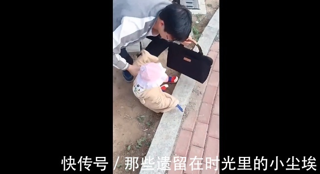 小萝莉接爸爸下班,可把小情人高兴坏了,下一秒跌倒爸爸心疼坏了